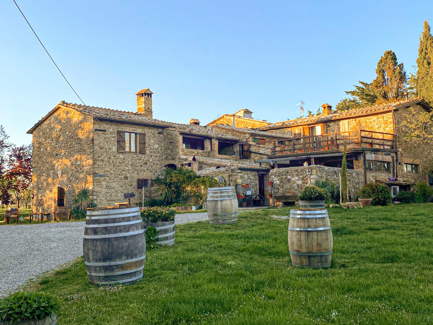 agriturismo il cocco bed and breakfast accomodation in tuscany - beautiful villa in the midst of nature with wine barrels in the front