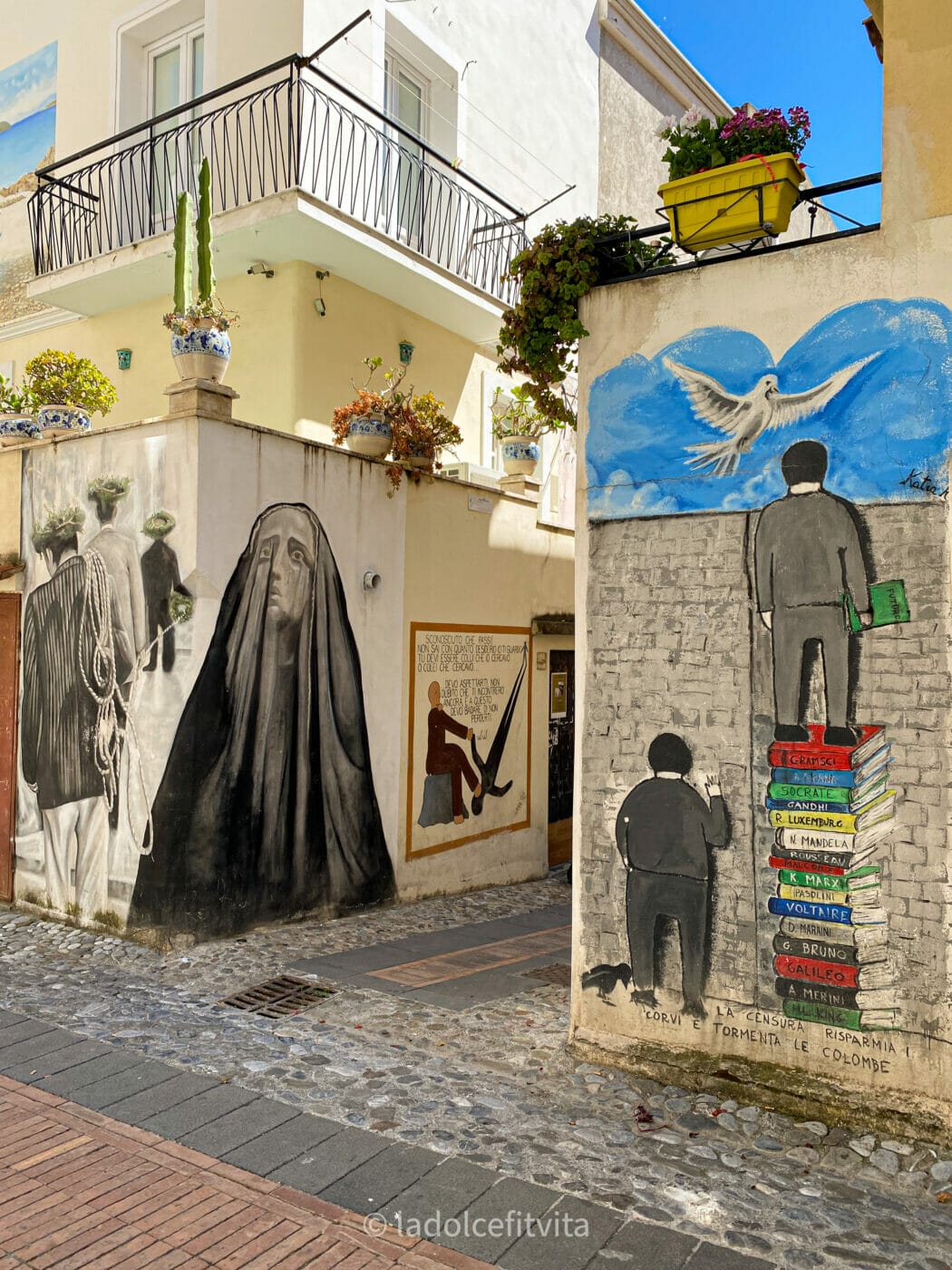 street art on the corners of buildings in Diamante Calabria