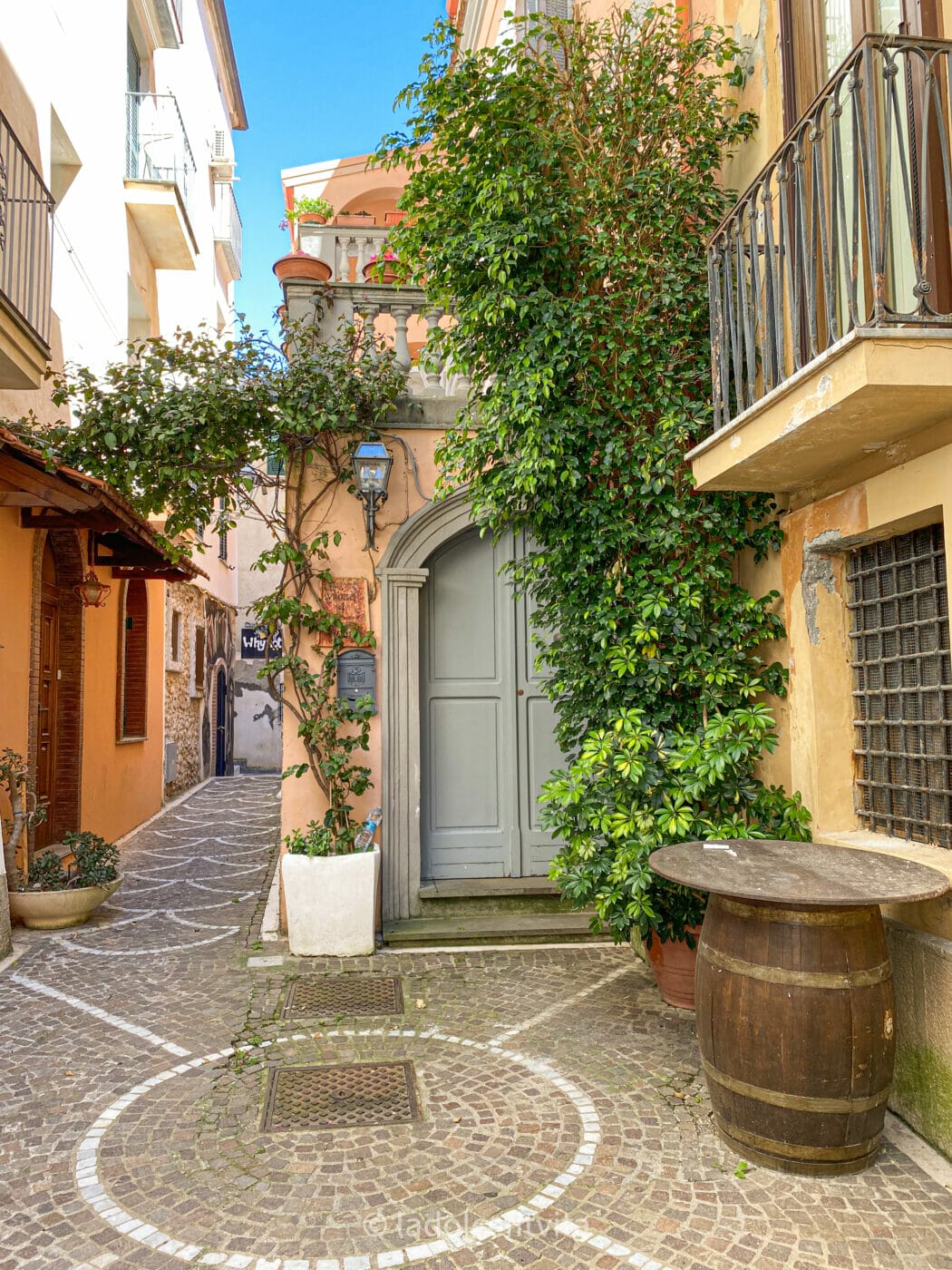 beautiful courtyard with doorway in the alleys of Diamante